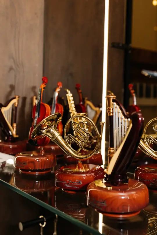 Gold figurines of musical instruments at Restaurace A. Dvořák