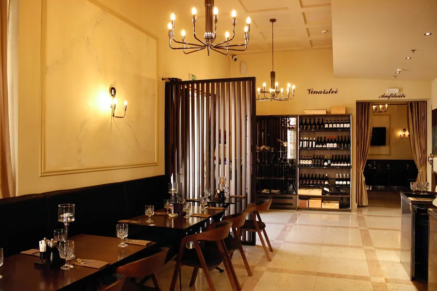 Interiér restaurace s vinotékou