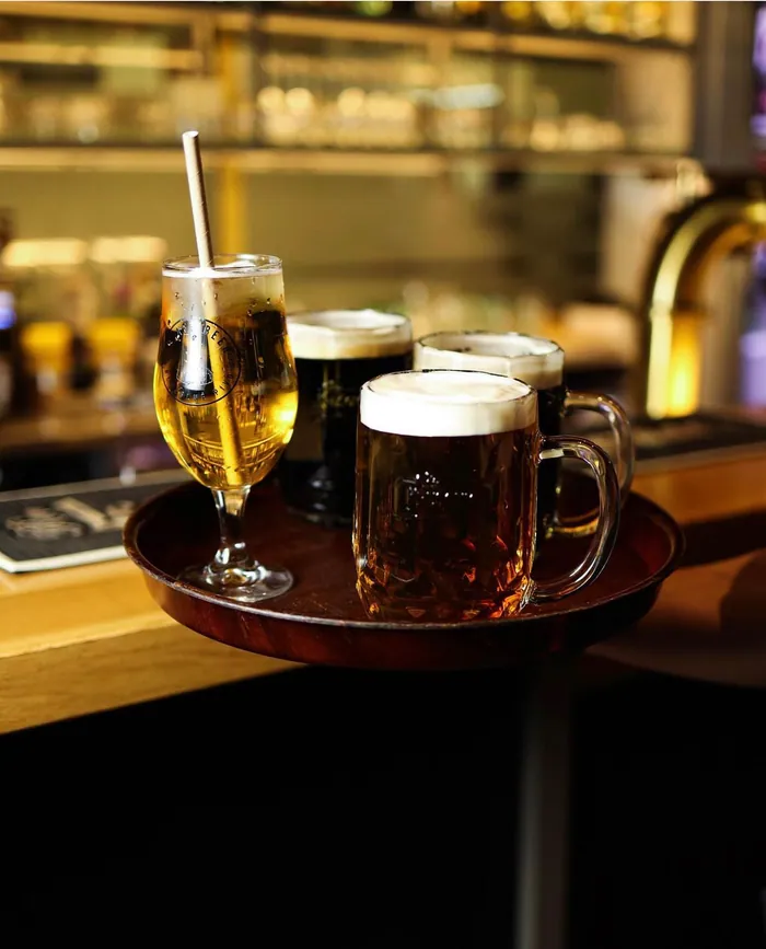 Degustační set piv na podnosu u baru