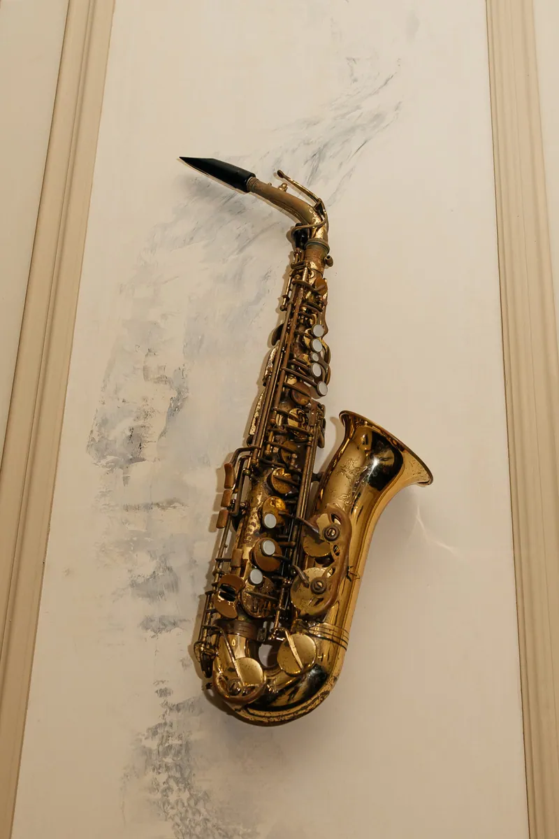 Saxofon na mramorované stěně