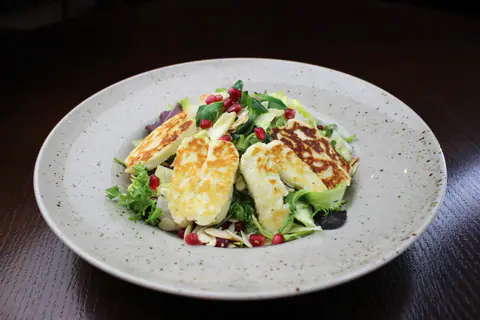 Halloumi salad