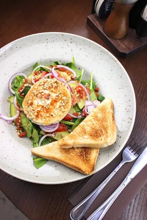 Goat’s cheese salad