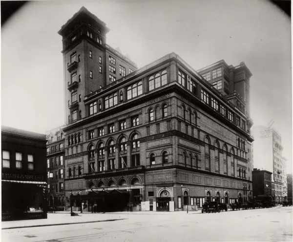 Carnegie Hall in New York in a photograph from 1899