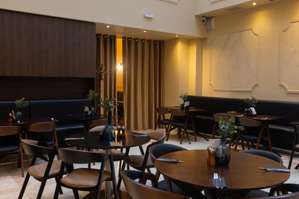 nteriér restaurace Antonín Dvořák v Praze s atmosférou tradiční české pivnice