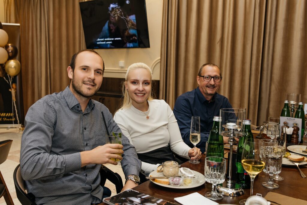 Potomci Antonína Dvořáka během slavnostního otevření pivovarské restaurace A. Dvořák Praha.