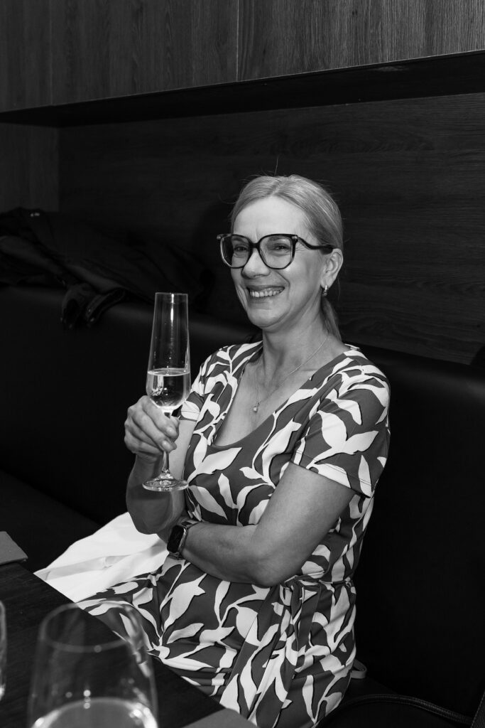 Potomci Antonína Dvořáka během slavnostního otevření pivovarské restaurace A. Dvořák Praha.