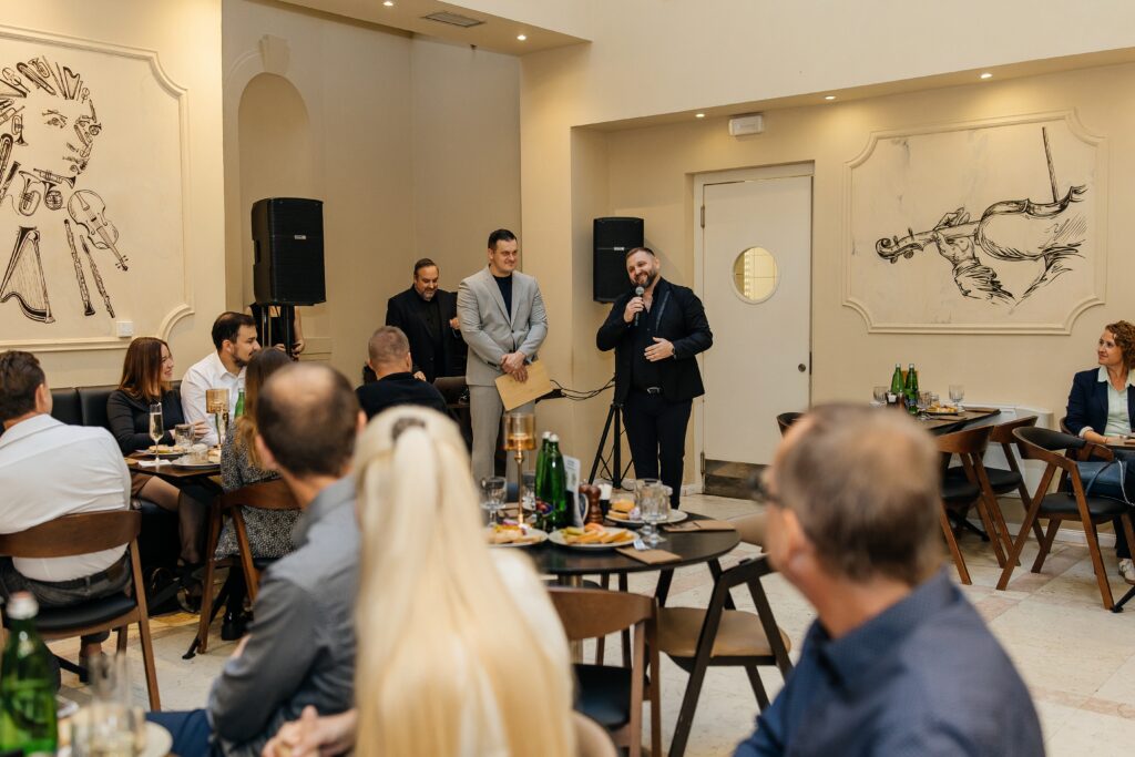 Majitel pivovarské restaurace A. Dvořák Praha během slavnostního projevu při oficiálním otevření.