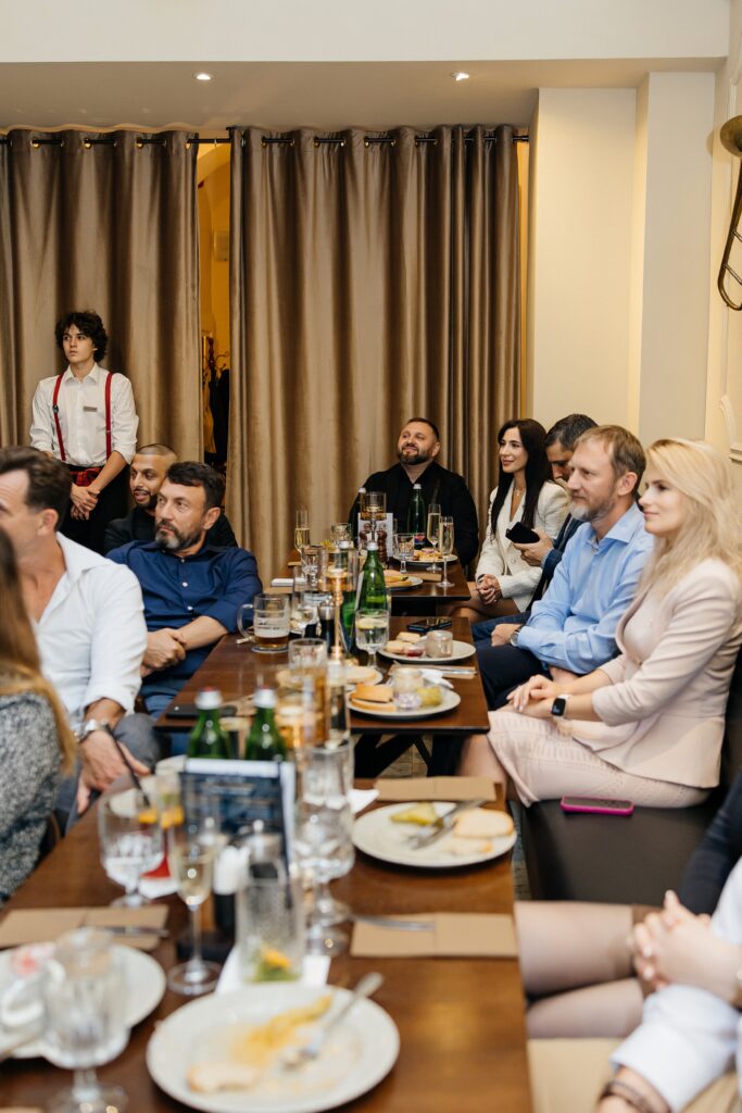 Hosté si užívají slavnostní atmosféru při oficiálním otevření pivovarské restaurace A. Dvořák Praha.
