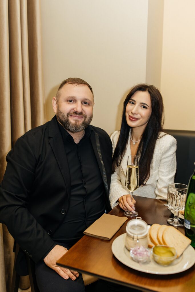 Hosté si užívají slavnostní atmosféru při oficiálním otevření pivovarské restaurace A. Dvořák Praha.