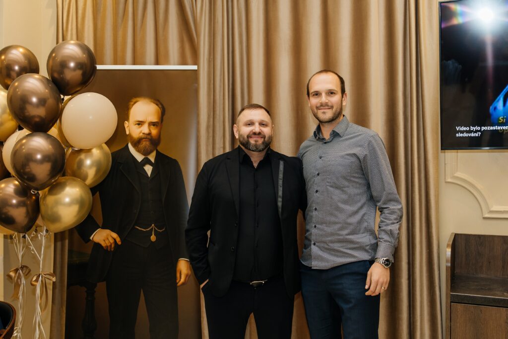 Potomci Antonína Dvořáka během slavnostního otevření pivovarské restaurace A. Dvořák Praha.