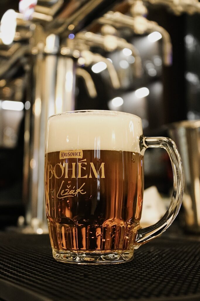 Sklenice čerstvě načepovaného tankového piva Krušovice Bohem v restauraci A. Dvořák Praha.