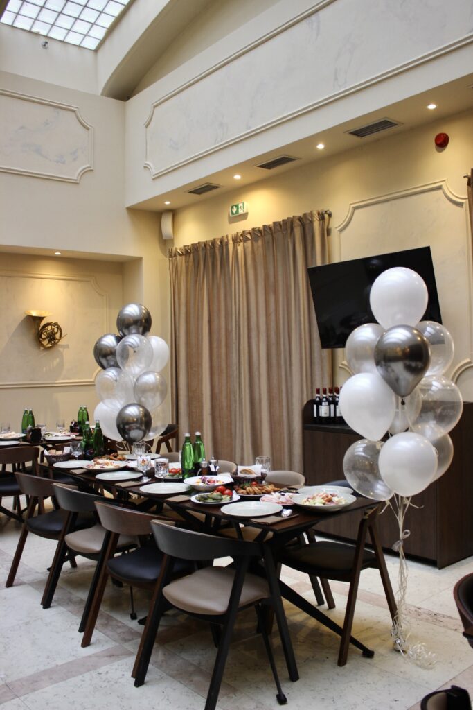 Banketní sál restaurace A. Dvořák v centru Prahy – slavnostně prostřený stůl s dekorací a balónky