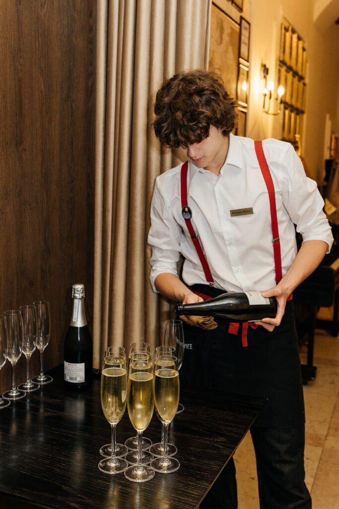 Slavnostní přípitek při oficiálním otevření pivovarské restaurace A. Dvořák Praha.