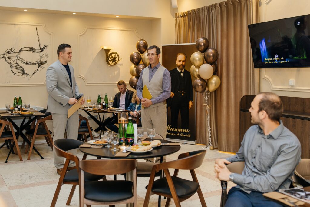 Zpěvák pražského divadla vystupuje při oficiálním otevření pivovarské restaurace a muzea A. Dvořák Praha.