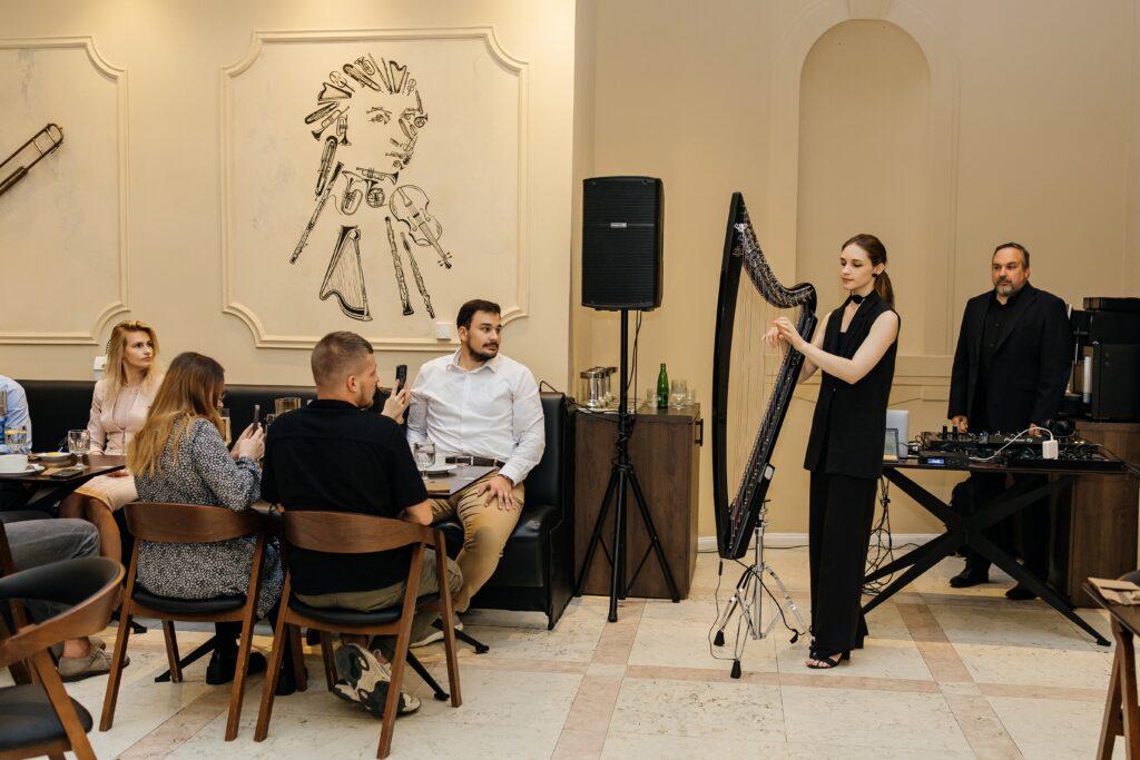 Hudební vystoupení harfistky během oficiálního otevření pivovarské restaurace a muzea A. Dvořák Praha.