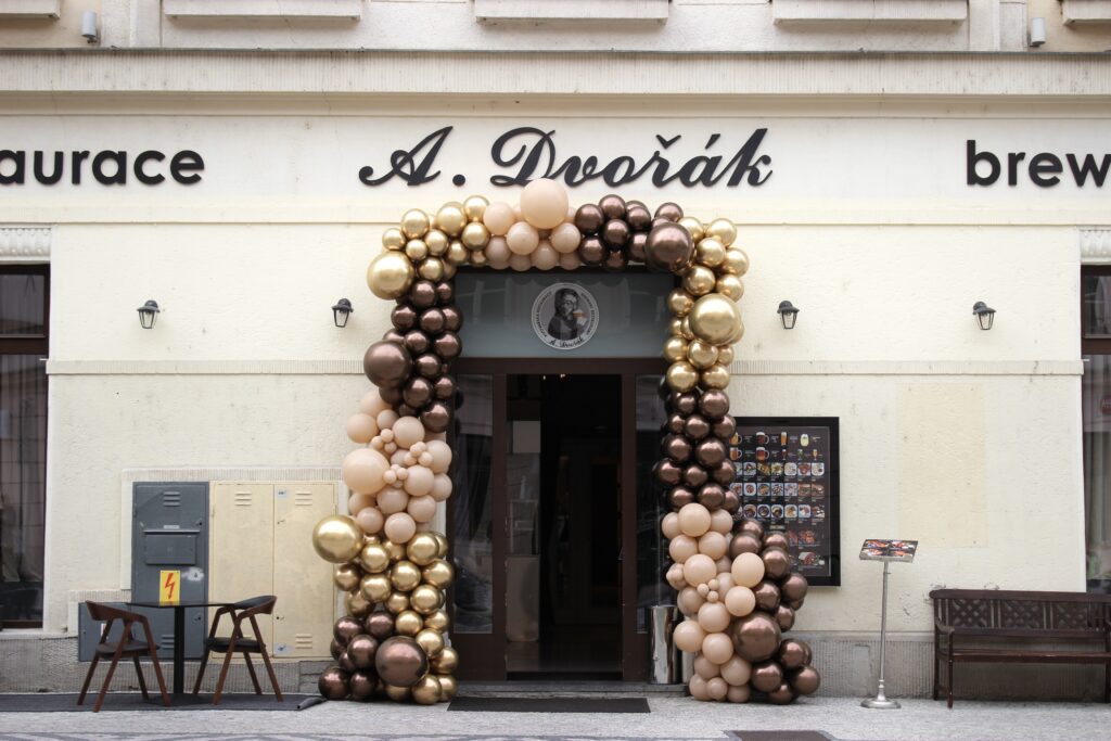 Vchod do pivovarské restaurace A. Dvořák Praha při oficiálním otevření.
