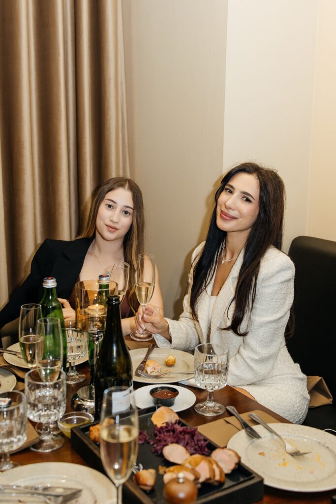 Hosté si vychutnávají slavnostní večer a připíjejí šampaňským v pivovarské restauraci A. Dvořák Praha při jejím oficiálním otevření.