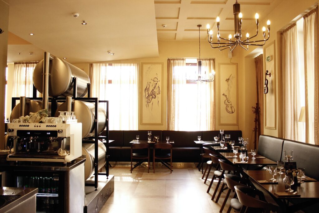 Hlavní sál pivovarské restaurace A. Dvořák s tanky Krušovice Bohem piva a útulnou atmosférou v srdci Prahy.