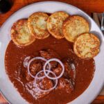 Hovězí guláš s bramboráčky