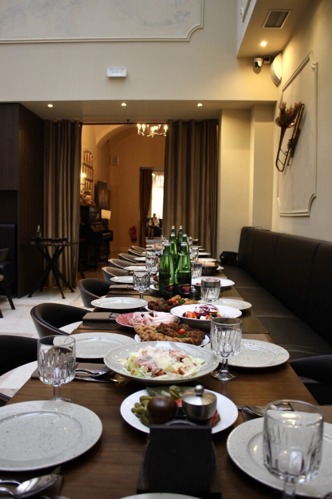Prostřený banketní stůl s jídly a nápoji v restauraci A. Dvořák Praha 1 – ideální místo pro oslavy, svatby a firemní večírky.