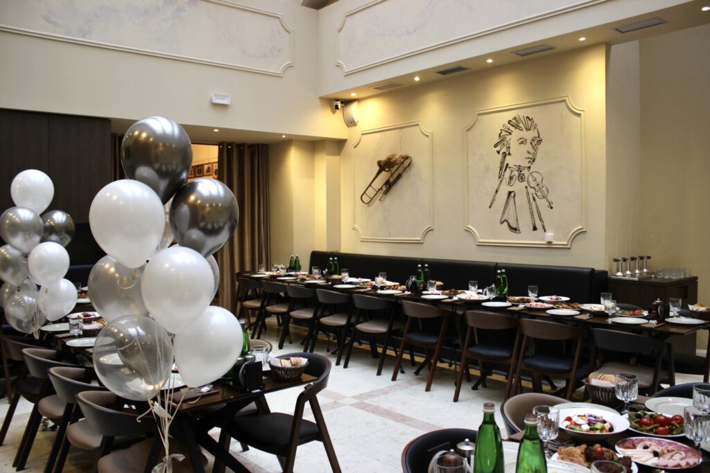 Elegantní banketní sál restaurace A. Dvořák v centru Prahy – ideální místo pro narozeninové oslavy, svatby a firemní večírky.