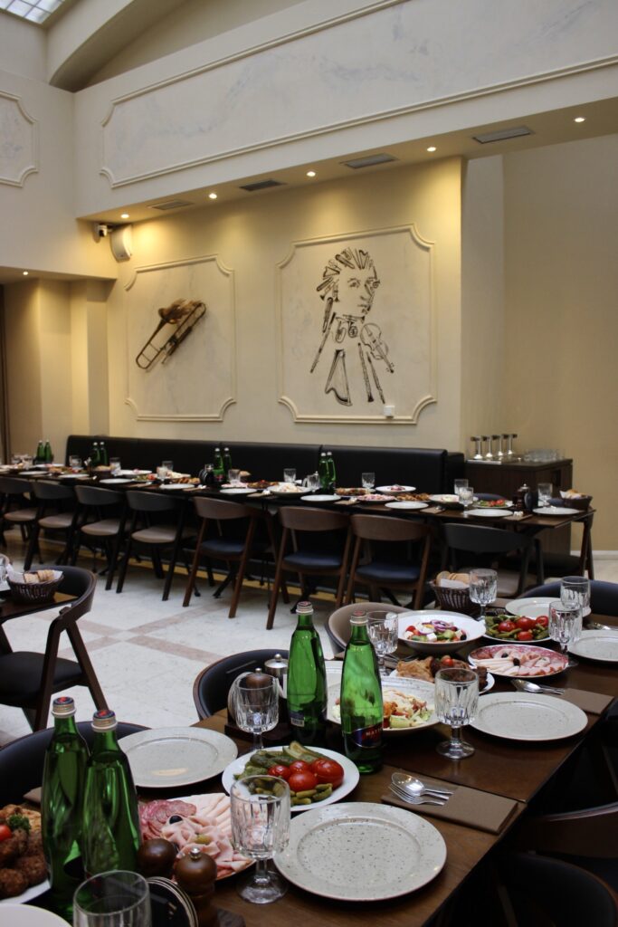 Banketní sál restaurace A. Dvořák v centru Prahy – prostřené stoly s jídly a nápoji pro oslavy a večírky.