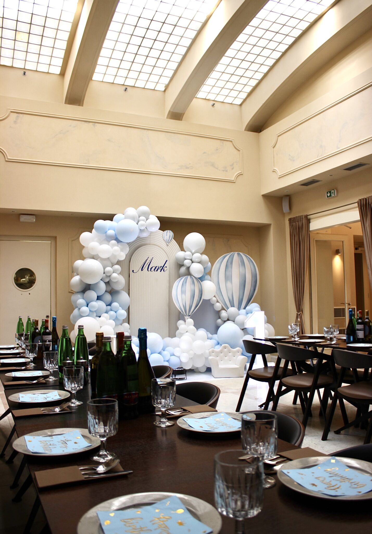 The banquet hall of the A. Dvořák restaurant in Prague – a birthday party with blue and white balloon decorations and a festively laid table.