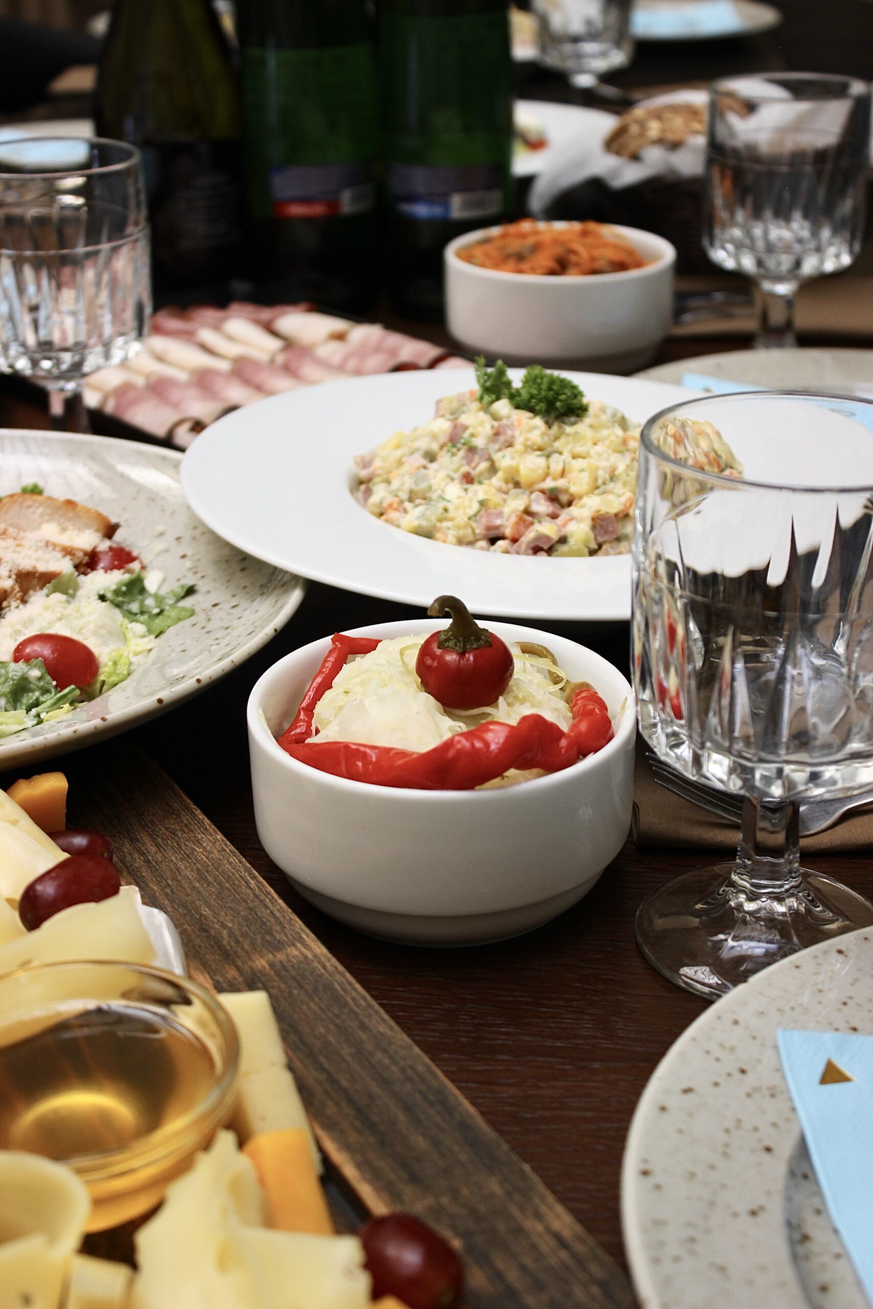 Slavnostní tabule s různými pokrmy, saláty a nápoji v restauraci A. Dvořák v centru Prahy