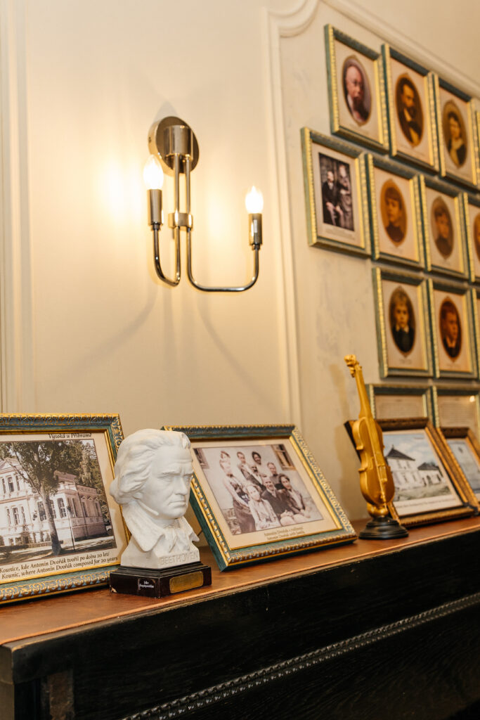 Muzejní expozice v restauraci A. Dvořák Praha – historické fotografie, hudební nástroje a vzpomínky na skladatele Antonína Dvořáka.