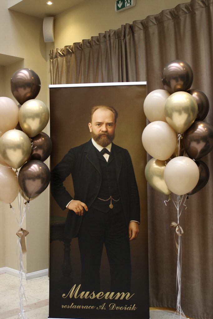 Socha Antonína Dvořáka v muzeu a restauraci A. Dvořák Praha – spojení gastronomie, hudby a české tradice.