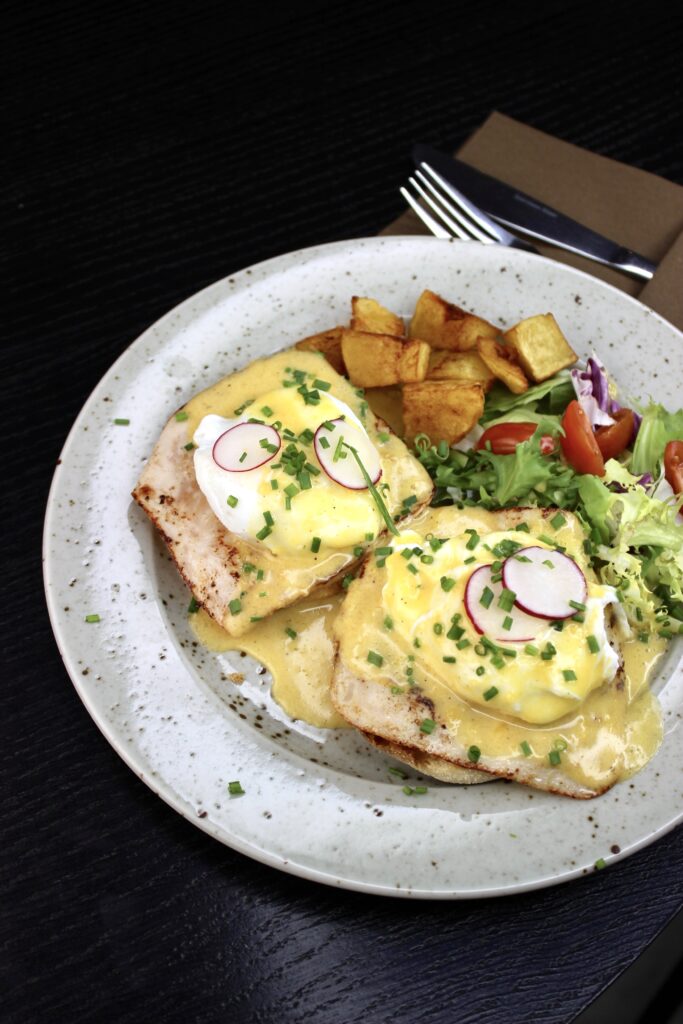 Eggs Benedict se šunkou v restauraci A. Dvořák Praha 1