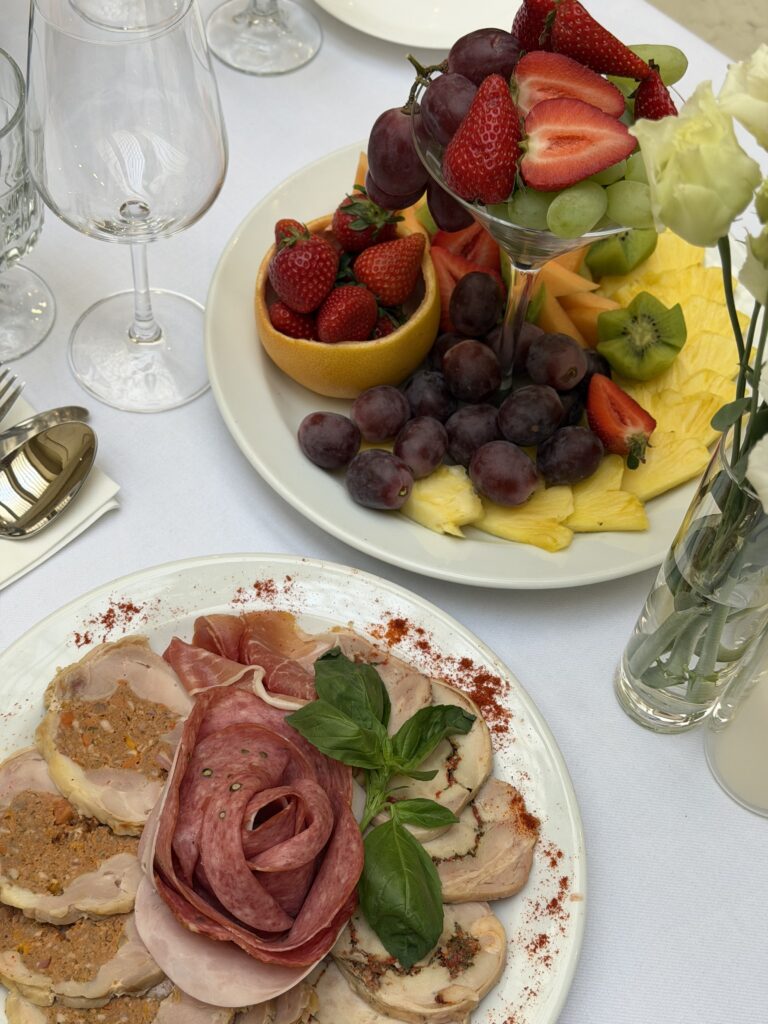 Masové speciality a čerstvé ovoce jako součást banketního menu pro narozeninovou oslavu
