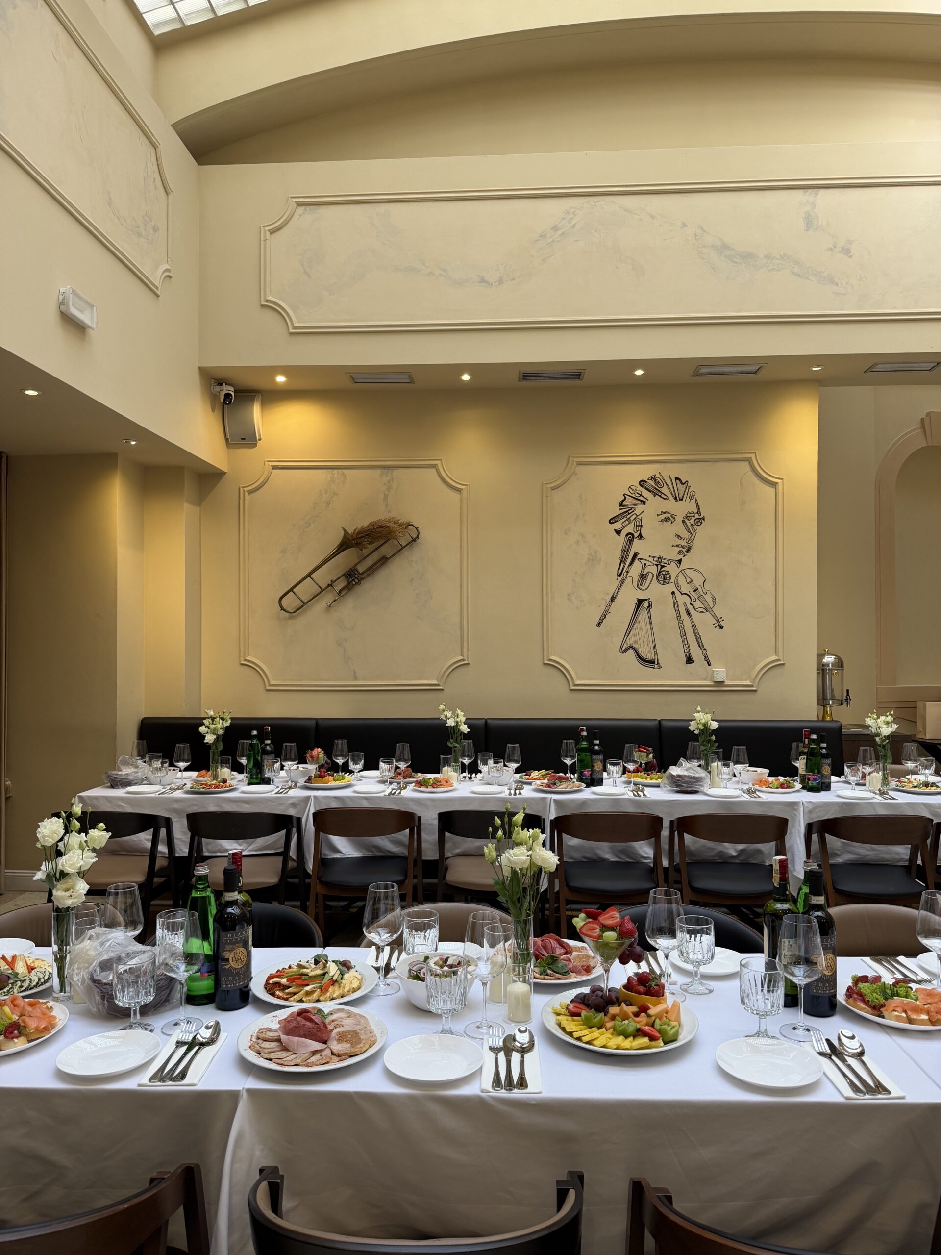 Soukromý banketní sál se slavnostně prostřenými stoly v restauraci A. Dvořák Praha 1
